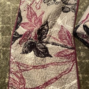 King size quilt & 2 shams, maroon & black design on gray background